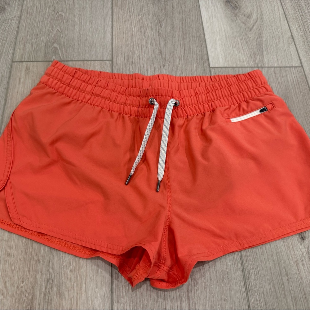 Vuori Women's Clementine Coral Athletic Shorts, Size L, 2.5” inseam